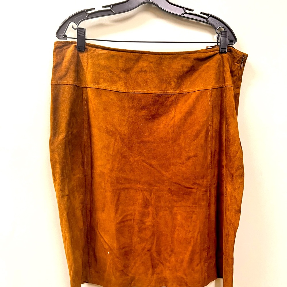 Beautiful suede skirt. Very classy with a satin blouse or sweater.